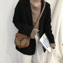 On the new texture small bag women 2019 new vintage fashion ins style saddle bag versatile shoulder shoulder bag