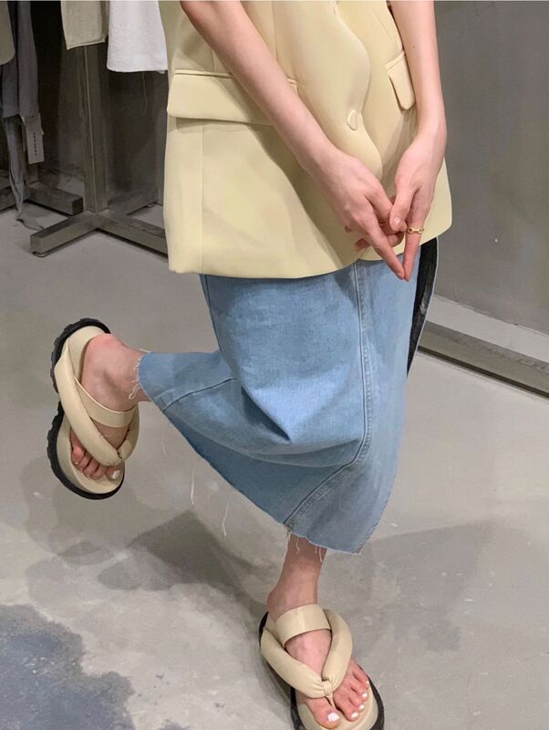 Mona Style Thong Sandals for Women, Suitable for Outdoor Wear, 2026 Summer New Model, Niche Thick-Soled Bread-Shaped Bubble Flip-Flops