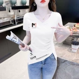 Хлопковая летняя небольшая дизайнерская футболка, V-образный вырез, 2024 года, городской стиль, облегающий крой, тренд сезона