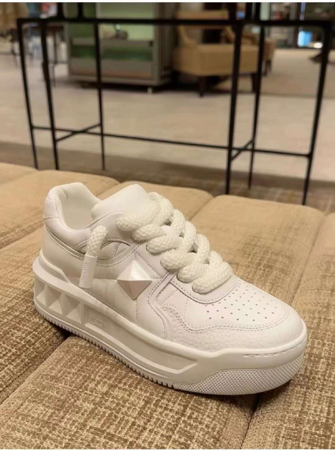 Мода повседневная обувь 正品代购 valentino/范伦铁诺 23秋冬新款 白色铆钉厚底鞋/休闲鞋