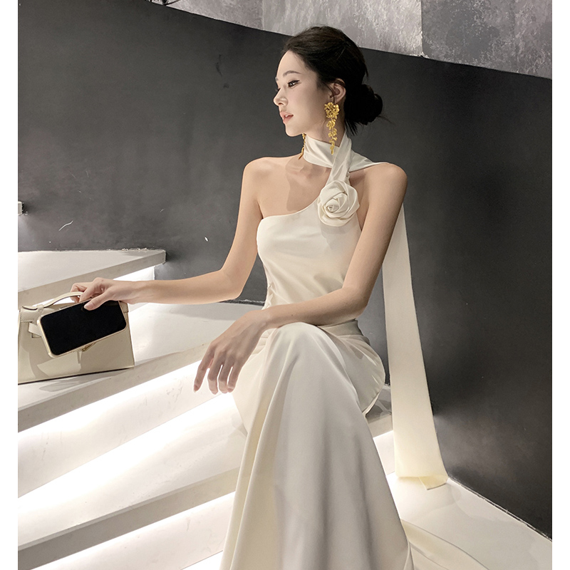 フランスのハイエンドのセクシーな斜め肩ホルターネックドレス女性の春の気質社交界の誕生日パーティーイブニングドレスロングドレス