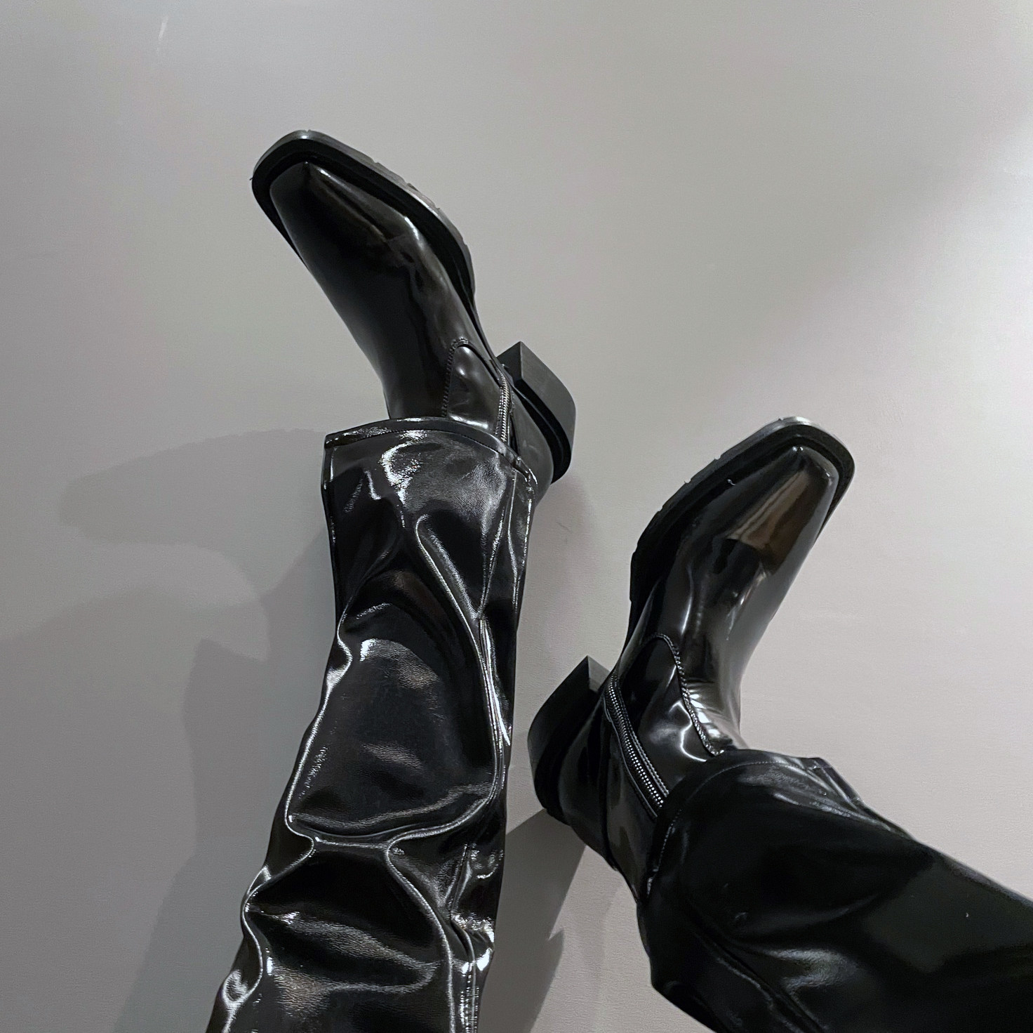 Челси сапоги 子上男装 2022新款男士黑色漆皮亮面中高筒马丁靴切尔西靴男皮鞋