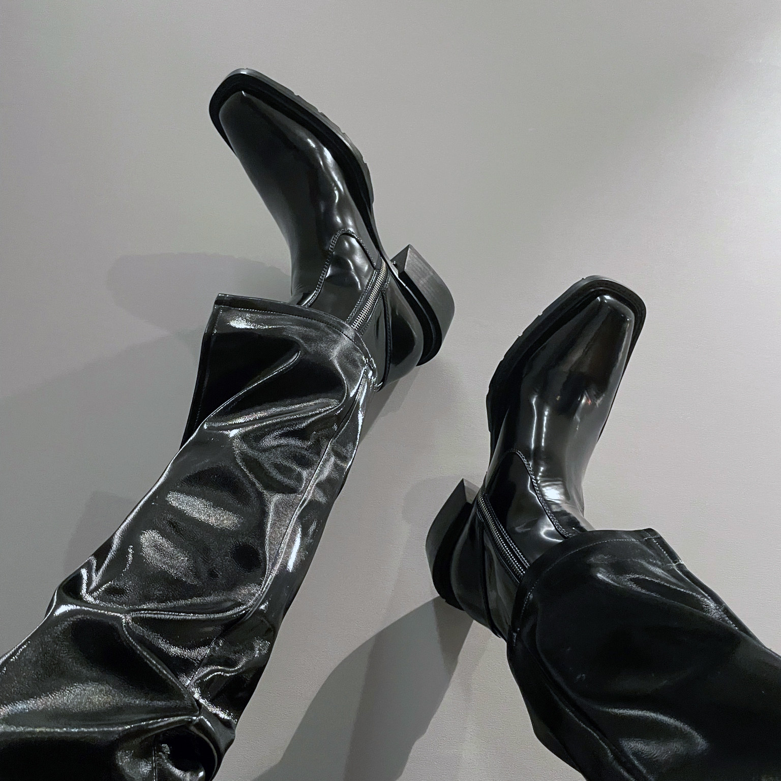 Челси сапоги 子上男装 2022新款男士黑色漆皮亮面中高筒马丁靴切尔西靴男皮鞋