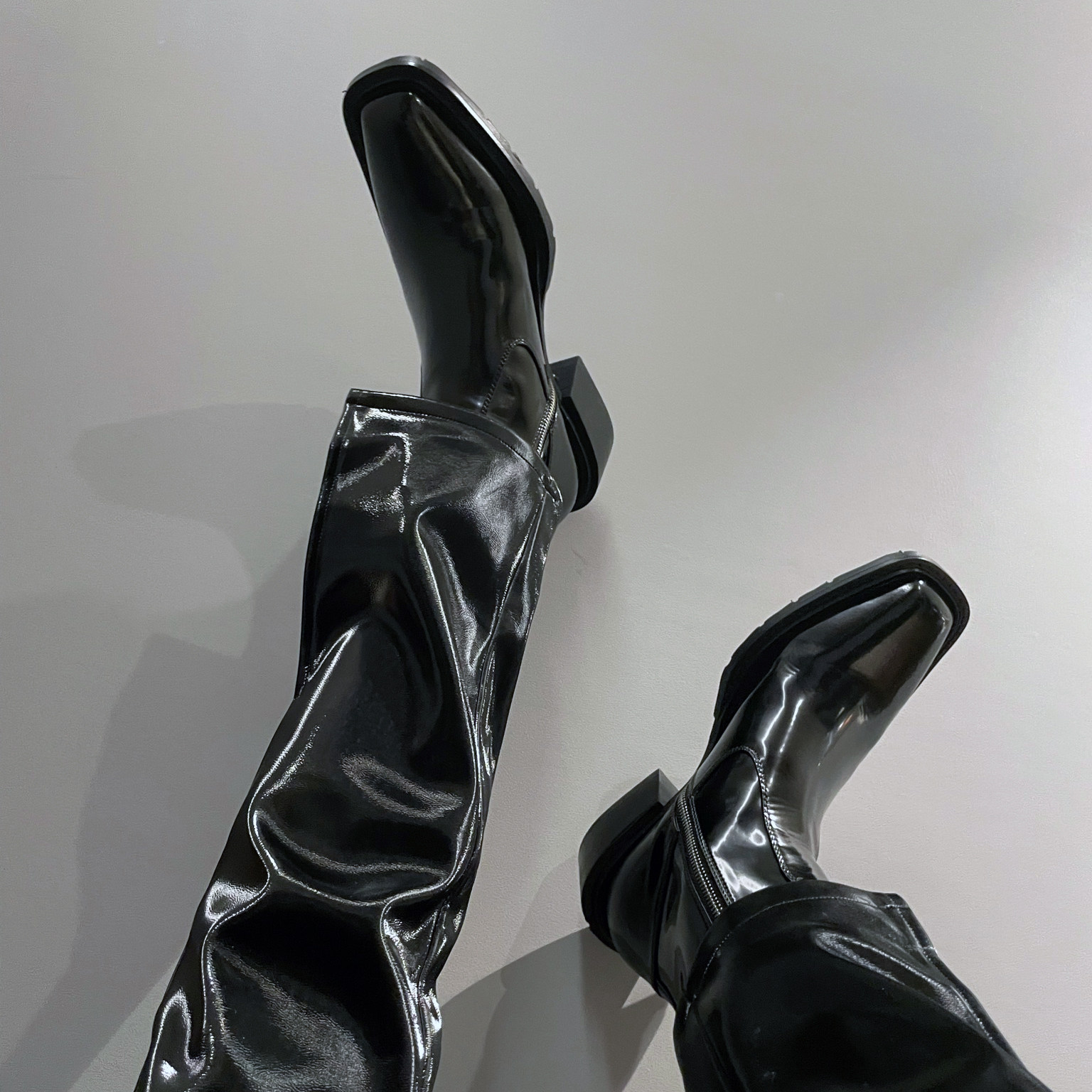 Челси сапоги 子上男装 2022新款男士黑色漆皮亮面中高筒马丁靴切尔西靴男皮鞋