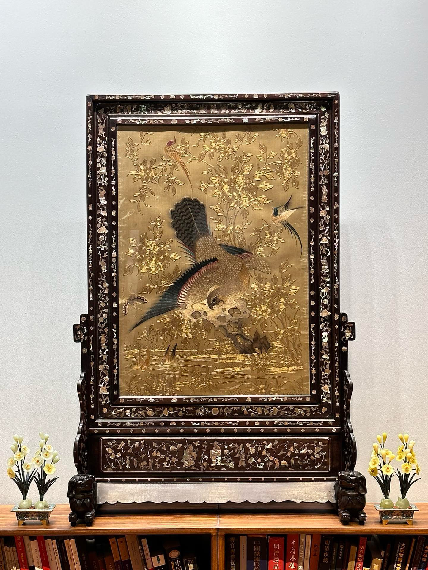 清代收藏级红木嵌螺钿盘金粤绣插屏《大展宏图》｜整体制作太绝了！一眼
