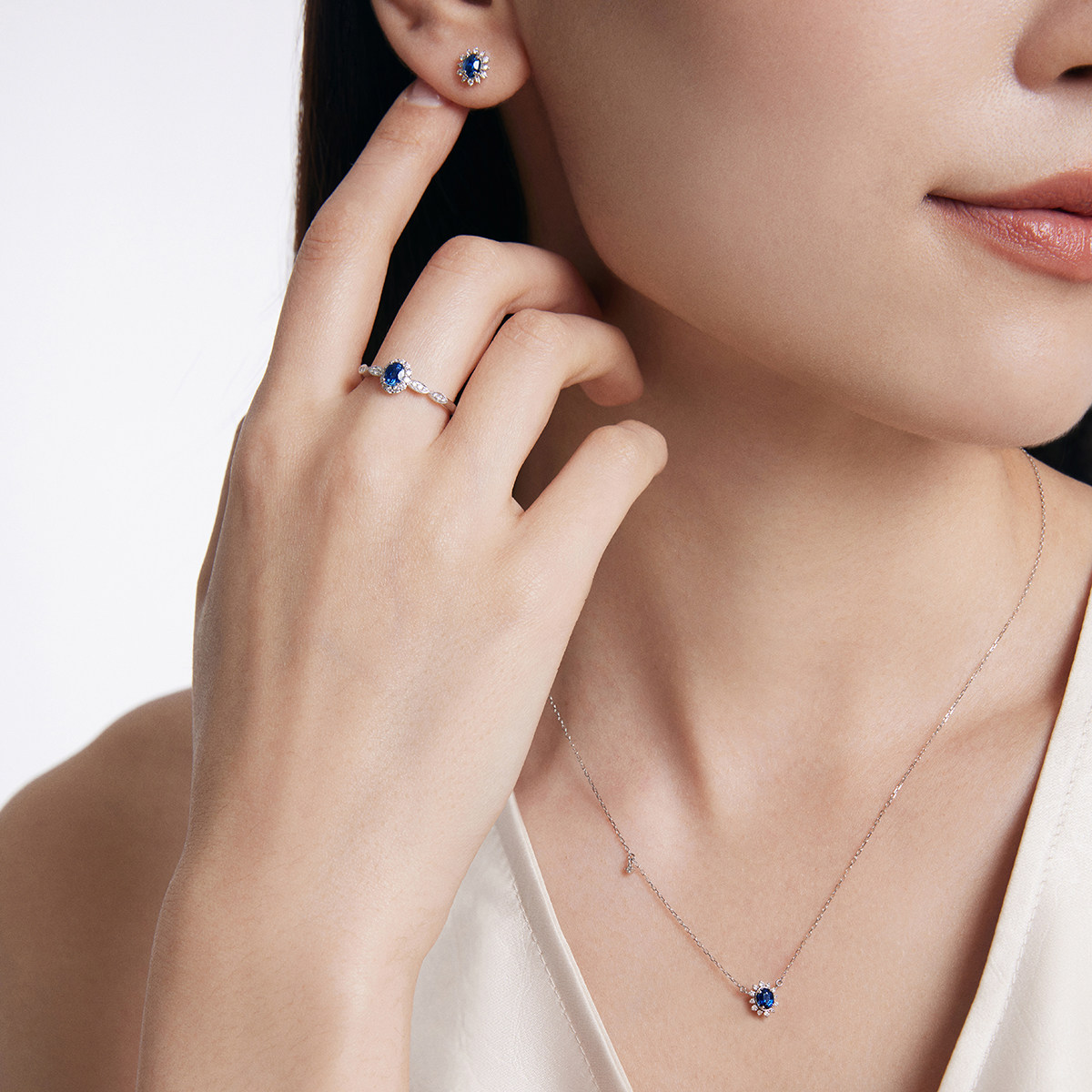 大福 周大福ENZO「雪花」18K金蓝宝石钻石耳钉EZV8494：冬季浪漫之选