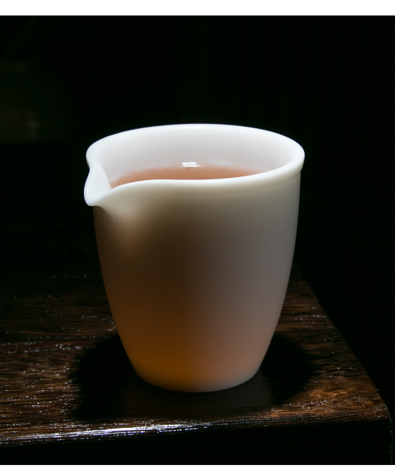 Jiangnan past fair dehua suet jade white porcelain cup points tea is tea sea ceramics fair hand grasp a cup of tea accessories