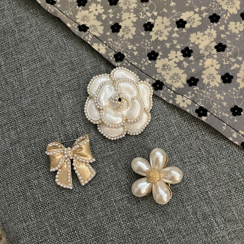 MOBAI exquisite pearl camellia bow brooch niche design sweater small accessories
