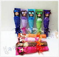 Смешанная кукла плюс цветы