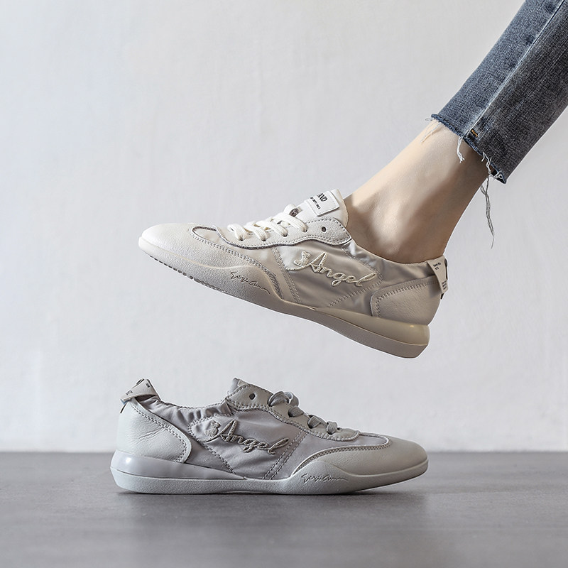 A D Hepburn man at first glance at the difficulty to forget but Huafagan female XIE movement running tide