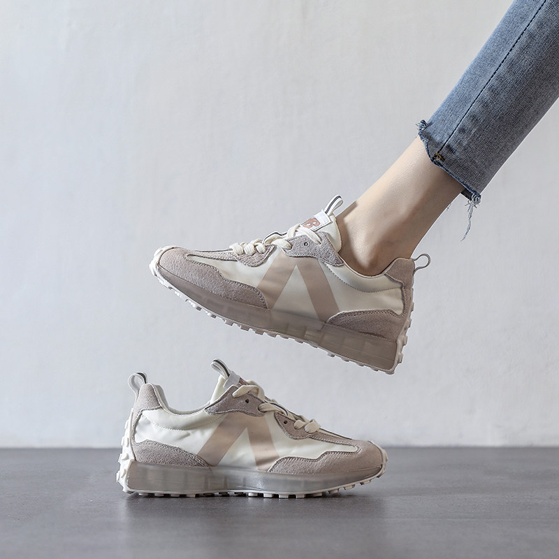 A D Hepburn shows thin legs and long legs~Tide brand retro sports leisure XIE breathable canvas dad XIE female