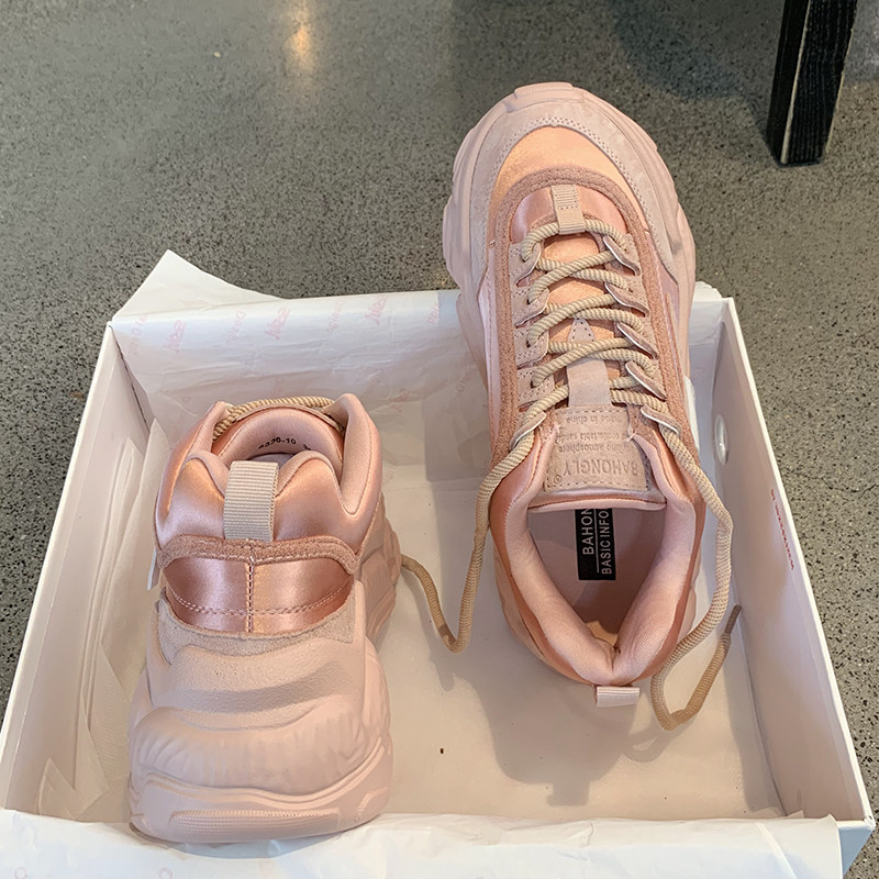 Showing long legs, fashion bloggers keep their own models ~ new ins tide breathable thick bottom increases sports dad XIE