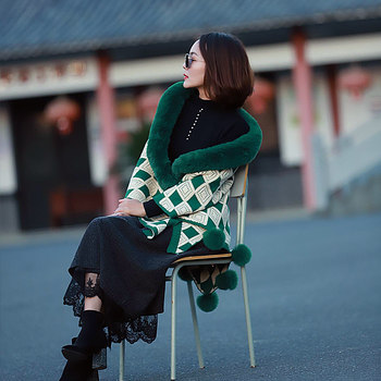 Green net red cheongsam knitted triangle shawl women's 2022 new autumn and winter fur cape with high-end large scarf