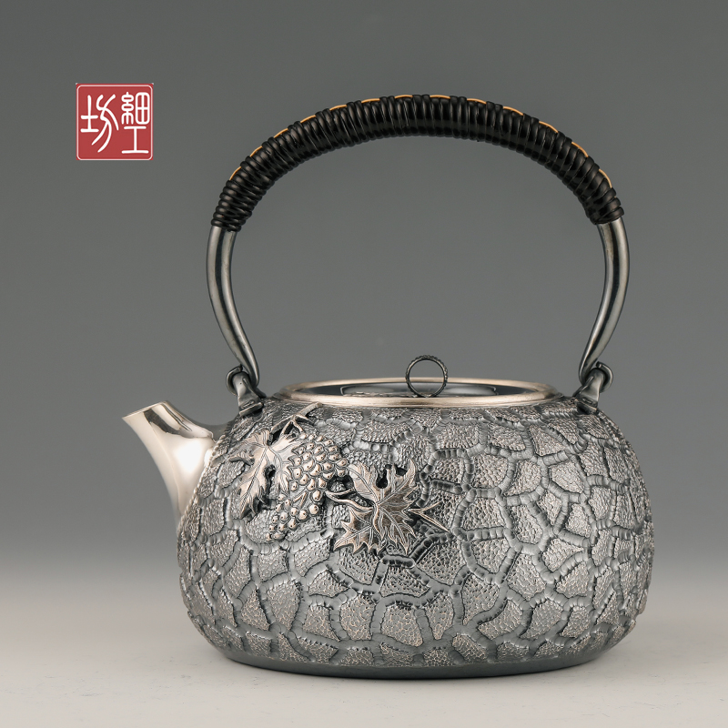 Fine workshop silver pot Sterling silver 999 kettle Handmade sterling silver teapot A silver mouth to hit the grape pot