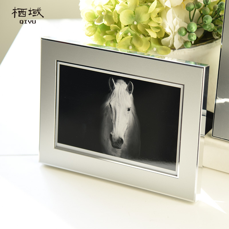Qiyu High-End Light Luxury Minimalist Metal 6-Inch 7-Inch Photo Album Frame Photo Printing with Frame Display Stand