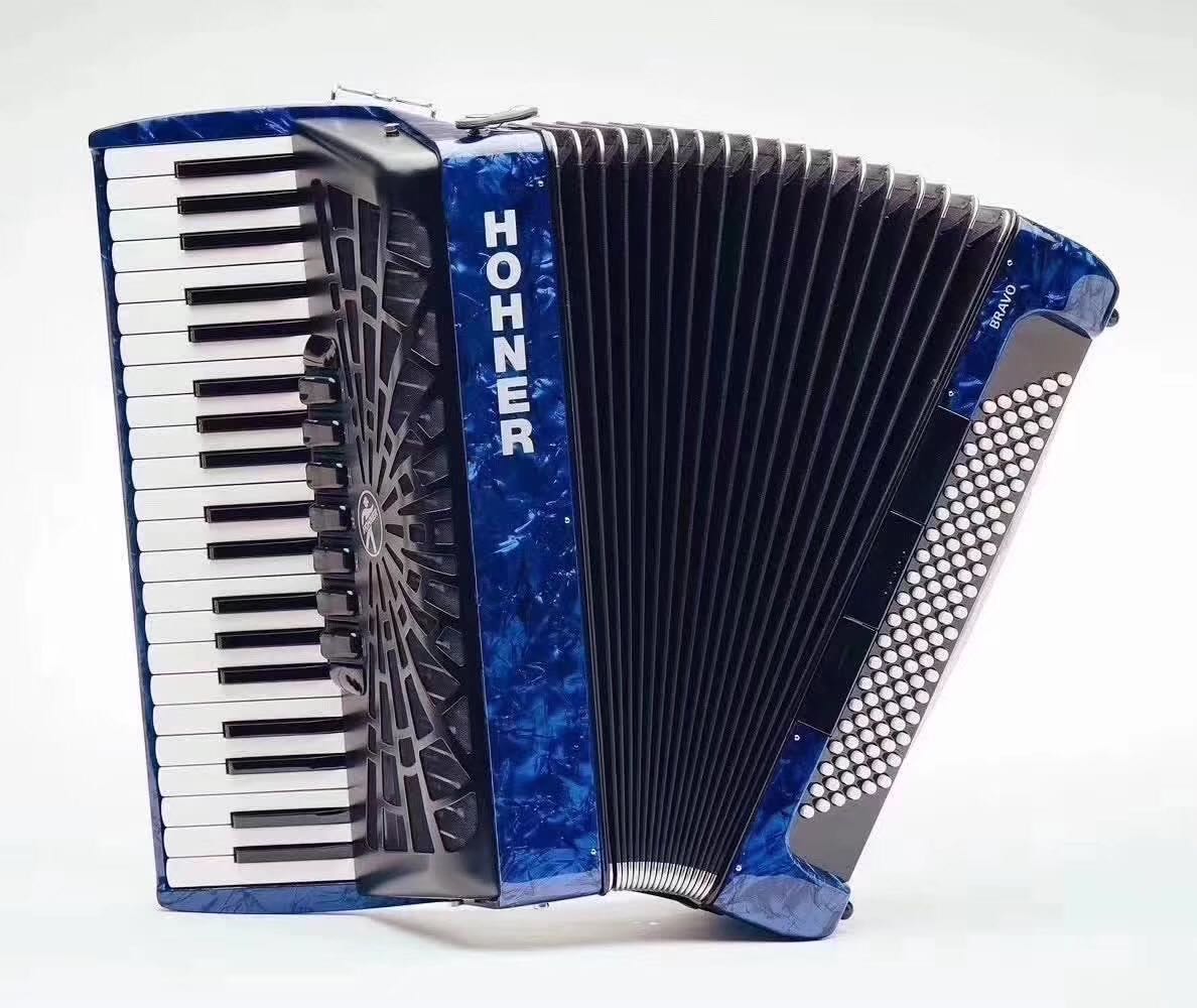 A good gift for parents Beijing imported accordion store Germany Horner brand three-row spring 120 accordion
