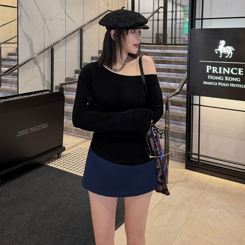 [Street Photography] Casual Photos Taken in the Shopping Area Corridor of a Long Corridor, Featuring Asymmetrical Pleated Tops with a Unique Design for Women