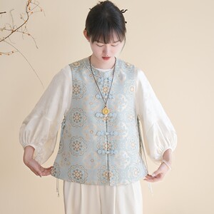 Lu Yu Yueji·Qian Xiaoping Song Jin's Original Design of the Vest with the Motif of a Deer Galloping through a Field of Flowers in a New Chinese Style