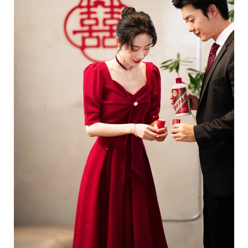 Летнее бордовое небольшое вечернее платье