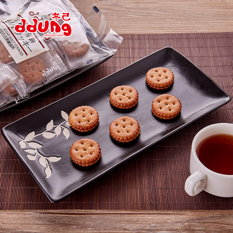 Dongji salted egg yolk malt biscuit 106g brown sugar malt cake sandwich biscuit Dongji caramel biscuit casual snack