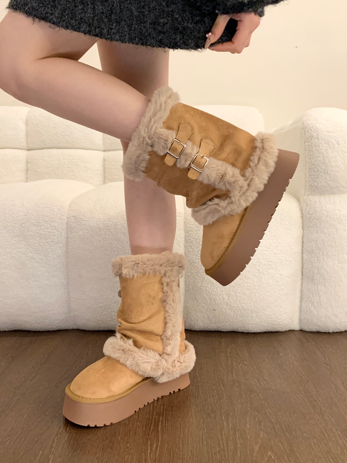Thick-Soled Mid-Calf Fleece-Lined Thickened Snow Boots for Women, 2025 Winter New Style, Leather and Fur Integrated Short Boots, Furry Northeast Cotton Shoes