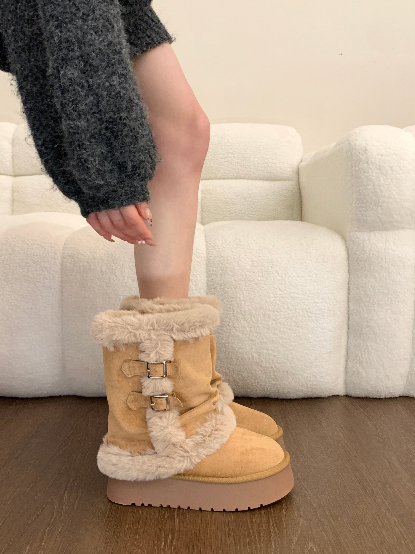 Thick-Soled Mid-Calf Fleece-Lined Thickened Snow Boots for Women, 2025 Winter New Style, Leather and Fur Integrated Short Boots, Furry Northeast Cotton Shoes