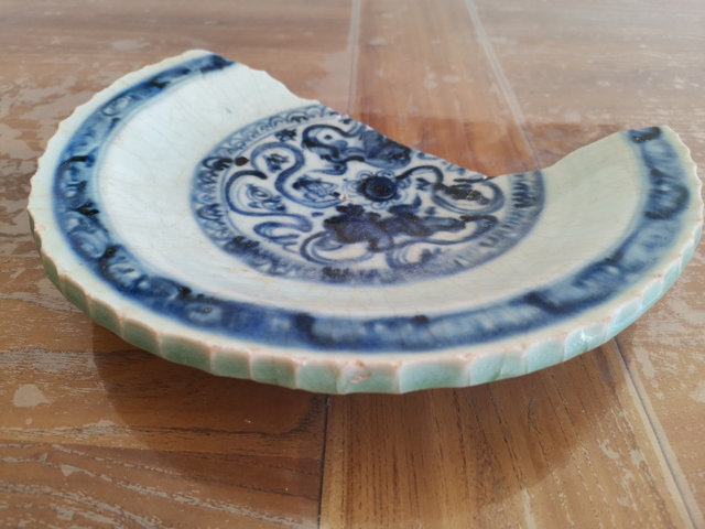 A large Xuande Longquan blue and white Sumali blue double lion pattern plate in the Ming Dynasty