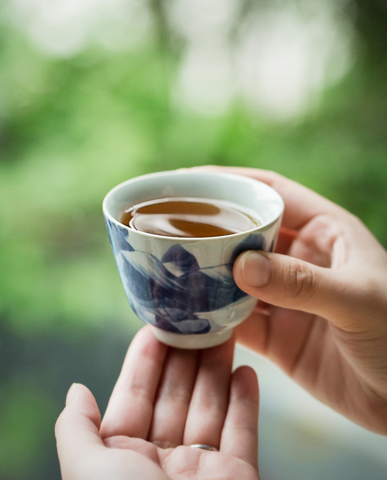 Jingdezhen blue and white landscape manual hand - made ceramic pressure hand of master cup sitting room tea pu 'er tea cup