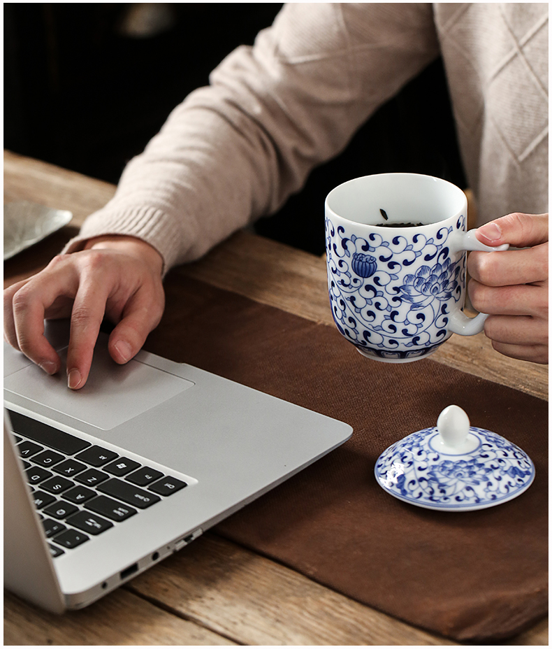 Jingdezhen hand - made leading office of blue and white porcelain teacup large ceramic cup with the boss a cup of water glass with cover