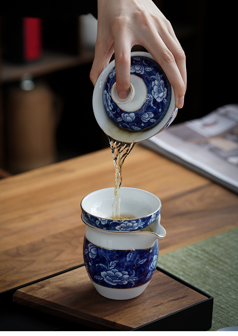 A complete set of tea set home sitting room tea ware kung fu tea set of blue and white porcelain ceramic tureen tea set of 6 people