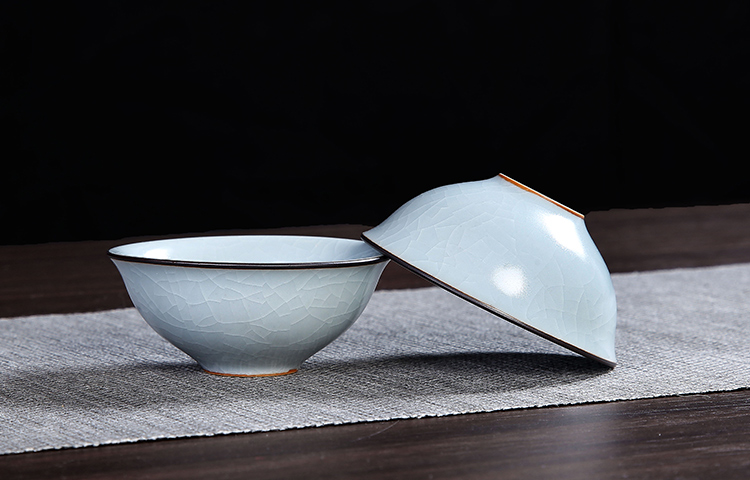 Crack cup against a pot of three cups of hot ceramics glass portable travel kung fu tea set contracted