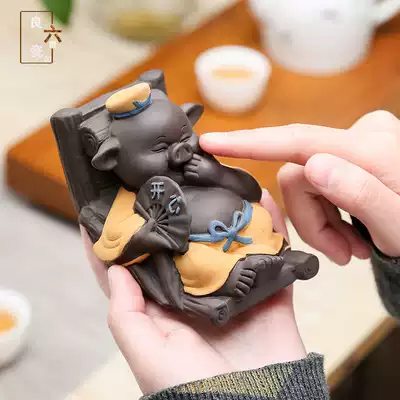 Thousands of pigs become creative cute small tea pet boutique can raise purple sand tea to play leisurely self-contained rocking chair pig home decoration
