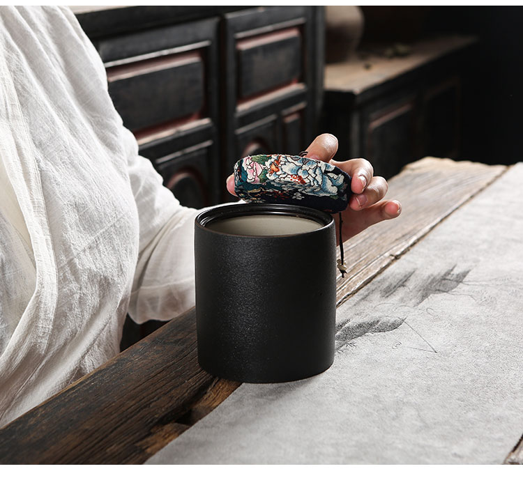 Ceramic tea pot small wooden plug-in seal pot black tea tea pot coarse TaoCun household mini storage tank