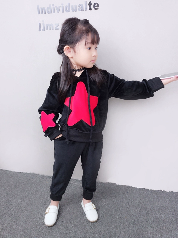 Bộ quần áo thu đông cho bé gái 2018 phiên bản Hàn Quốc mới của bé nhung vàng cộng với nhung dày hai dây set đồ 3-4 tuổi 5 áo quần trẻ em