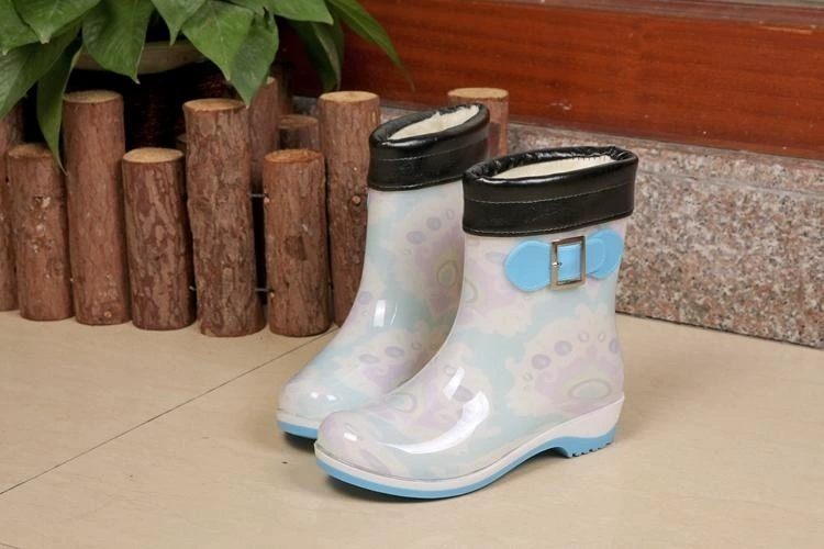 Giày nước chống trượt mùa xuân và mùa thu và mùa đông trong ống cộng với đôi giày nhung bằng nước nhung giày đi mưa che mưa nữ mùa hè chống mưa mùa xuân và mùa đông - Rainshoes