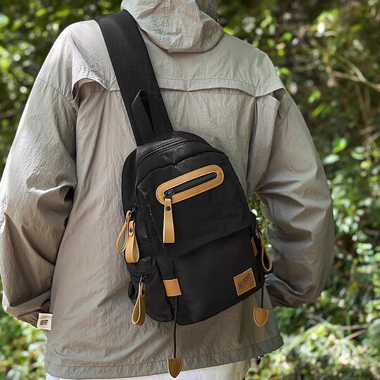 Crossbody bag 2025 new women's water cup lightweight outdoor small backpack sports men's chest bag men's and women's shoulder bag