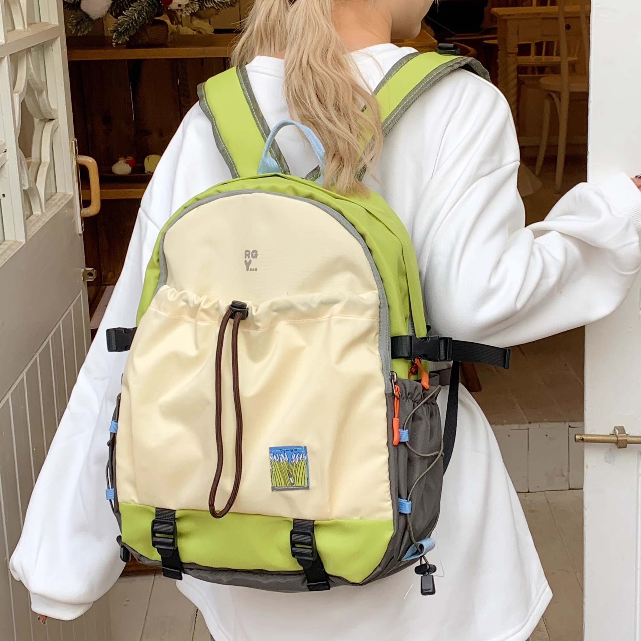 双肩包女旅游轻便旅行背包小众户外2025新款书包登山女生包包肩包