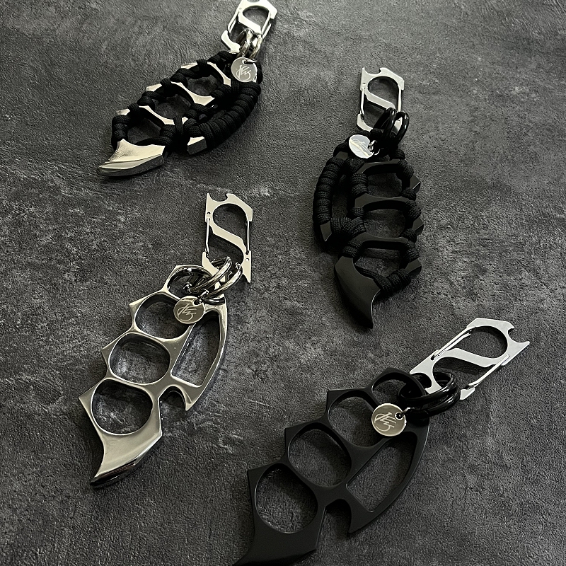 Metal Finger Tiger Keychain, Silver and Black Two-Tone, Waist Hanging Accessory, Niche Accessory, Trendy Bag Charm, Dark Style
