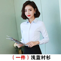 Одиночный кусок голубой рубашки