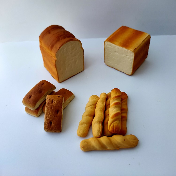 Super cooked toast Cantonese-style early morning tea snack bread Miniature food play model Slow rebound decompression toy