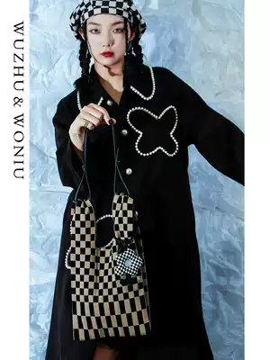 Snail niche designer knitted checkerboard bag Japanese shoulder underarm woven bag black and white lattice bag