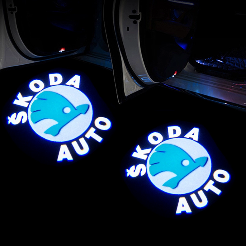 Skoda mới ánh sáng chào mừng tốc hành Haorui ánh sáng chào mừng cửa ánh sáng sửa đổi chiếu tia laze chiếu sáng trang trí ánh sáng bầu không khí lo go xe hoi dán decal ô tô