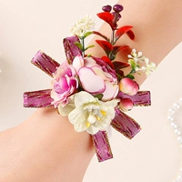 Белый цветок на запястье