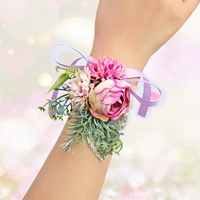 Розово-фиолетовый сиреневый цветок на запястье