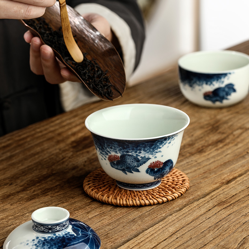 Jingdezhen blue and white youligong kung fu tea tureen tea cups Lin Yuehong pure manual hand - made goldfish bowl is Chinese style