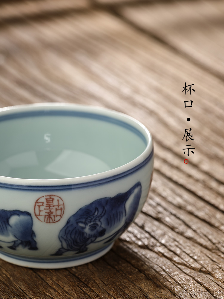 Jingdezhen blue and white master cup single CPU kung fu tea set sample tea cup pure manual single hand - made zodiac WuNiu tea urn