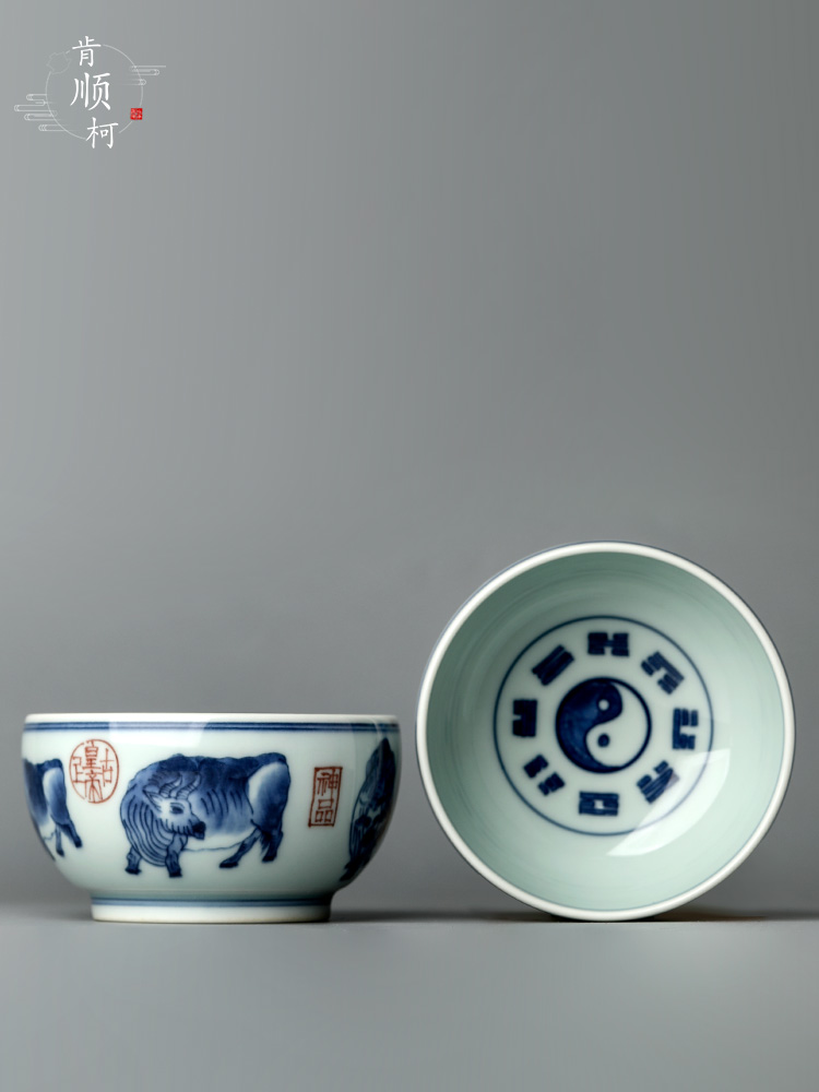 Jingdezhen blue and white master cup single CPU kung fu tea set sample tea cup pure manual single hand - made zodiac WuNiu tea urn