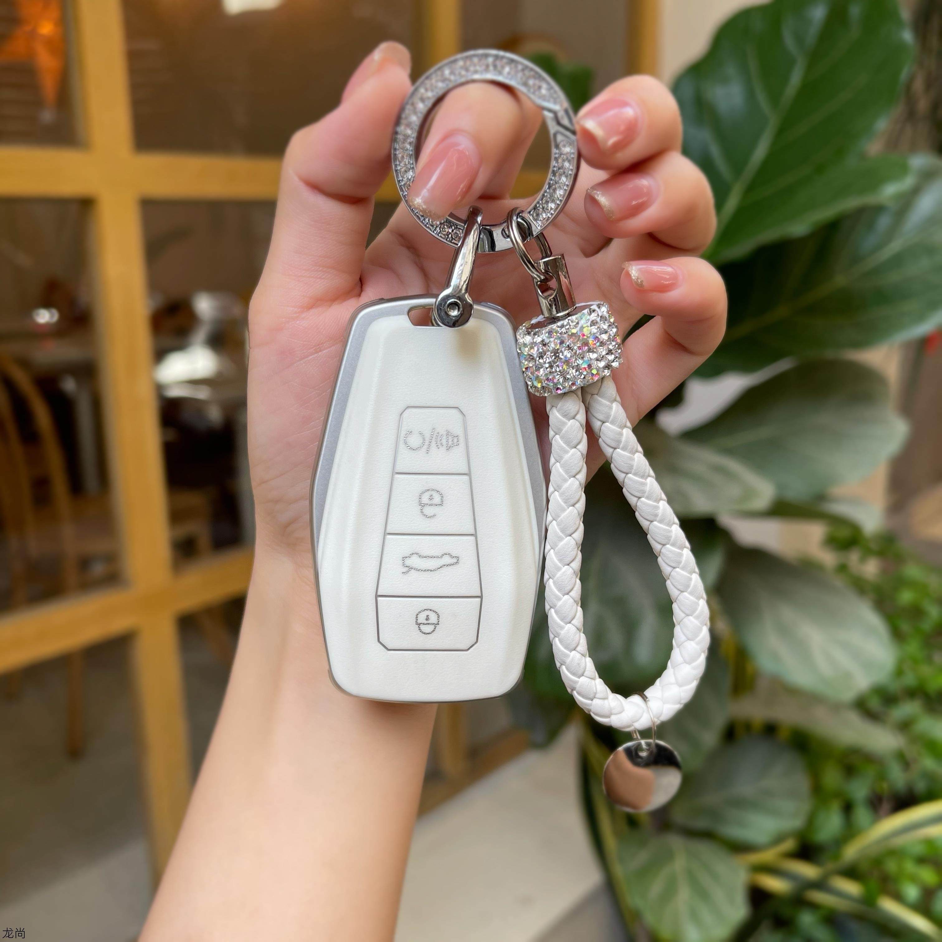 Suitable for Geely's Rukey Keys Jacket Imperii Gogs New EURETTO CAR VISION x3 BeauYue x6 Female Actress Stars Jui Buckle Shell Bag