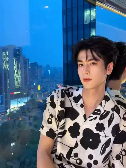 In-Stock Jacquemus Style Cotton and Linen Silhouette Pattern Floral Print Loose Casual Shirt, Same Style as Zhang Linghe