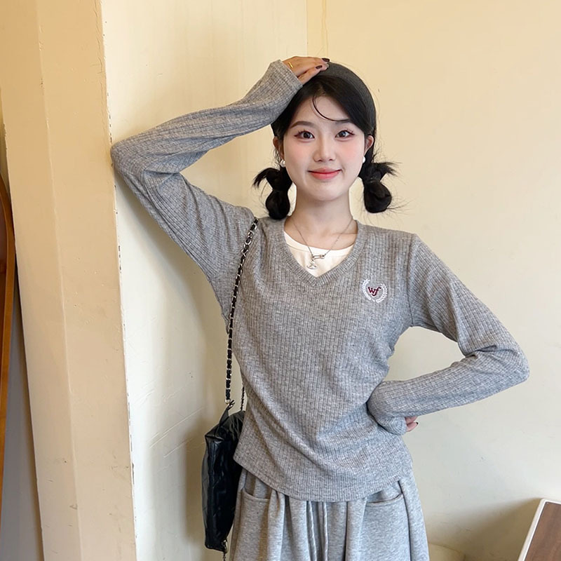 Color-Blocked Faux Two-Piece Knitted Undershirt for Women, Short Style, Long Sleeves, Slim Fit, Korean-Style V-Neck Top, New Autumn 2026 Model Color-Blocked Faux Two-Piece Knitted Undershirt for Women, Short Style, Long Sleeves, Slim Fit, Korean-Style V-Neck Top, New Autumn 2026 Model